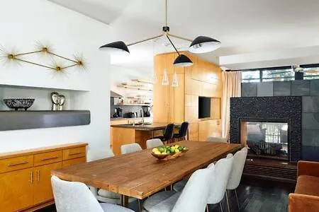 Дом отдыха Luxury 4-Bedroom Retreat Near Downtown Нэшвилл