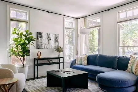 Luxury 4-Bedroom Retreat Near Downtown Нэшвилл